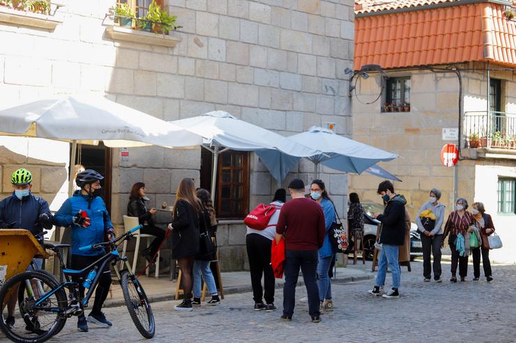 Varias persoas na terraza dun bar no barrio de Bouzas, en Vigo, Galicia (España), a 28 de febreiro de 2021. Os galegos afrontan este domingo o terceiro día de desescalada progresiva despois de que este venres 26 de febreiro comezase o alivio de. Marta Vázquez Rodríguez - Europa Press 