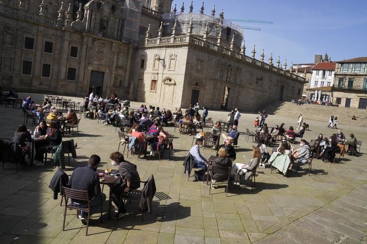 Terrazas de restaurantes cheas de xente durante o segundo día da apertura parcial da hostalaría en Santiago de Compostela, a 27 de febreiro de 2021 