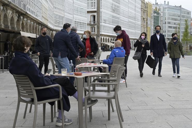 Varias persoas na terraza dun restaurante, na Coruña, Galicia (España), a 19 de marzo de 2021. A Coruña atópase no nivel medio de restricións, no que a hostalaría pechará ás 21 horas como en toda a comunidade, pero o aforamento no. M. Dylan - Europa Press 