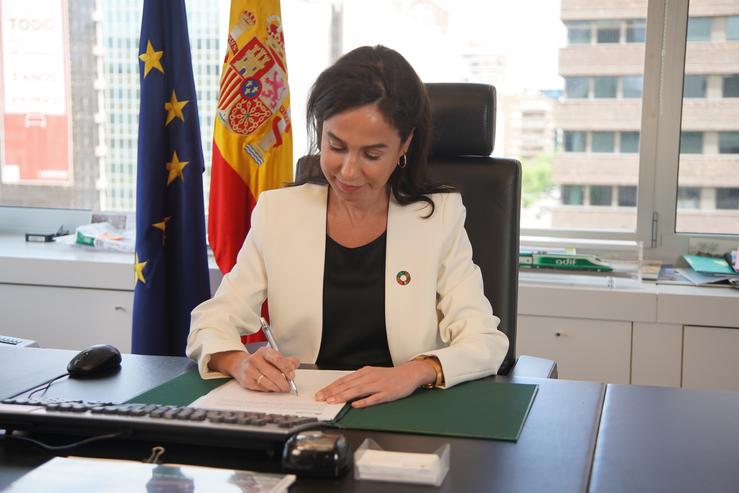 Arquivo - A presidenta de Adif, Isabel Pardo de Beira, asina os acordos marco polos que Renfe, Ilsa e SNCF empezarán a competir no AVE en decembro. ADIF - Arquivo 