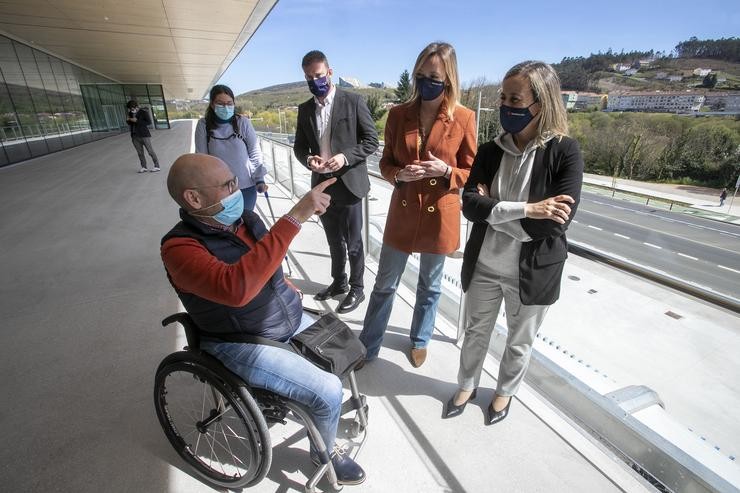 A conselleira de Infraestruturas, Ethel Vázquez, e a titular de Política Social, Fabiola García, xunto co delegado da Xunta na Coruña, Gonzalo Trenor, realizan unha visita con representantes de COGAMI á intermodal de Santiago. CONCHI PAZ / XUNTA / Europa Press