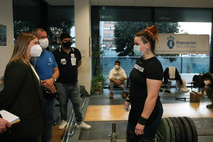 A deputada provincial de Deportes, Cristina Capelán, nunha visita ao Club Halterofilia Coruña. DEPUTACIÓN DA CORUÑA 