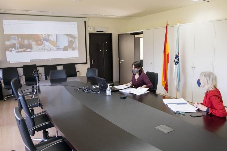 A conselleira de Emprego e Igualdade, María Jesús Lorenzana, reúnese por videoconferencia con representantes do diálogo social. XOÁN CRESPO 