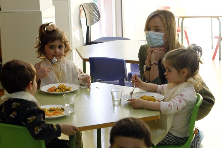 A conselleira de Política Social, Fabiola García, visita unha escola infantil en Ferrol.. XUNTA / Europa Press