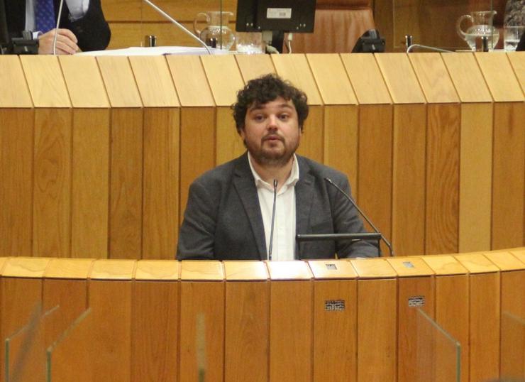 O deputado do PSdeG Xullo Torrado no debate dunha moción durante un pleno do Parlamento de Galicia. PSDEG