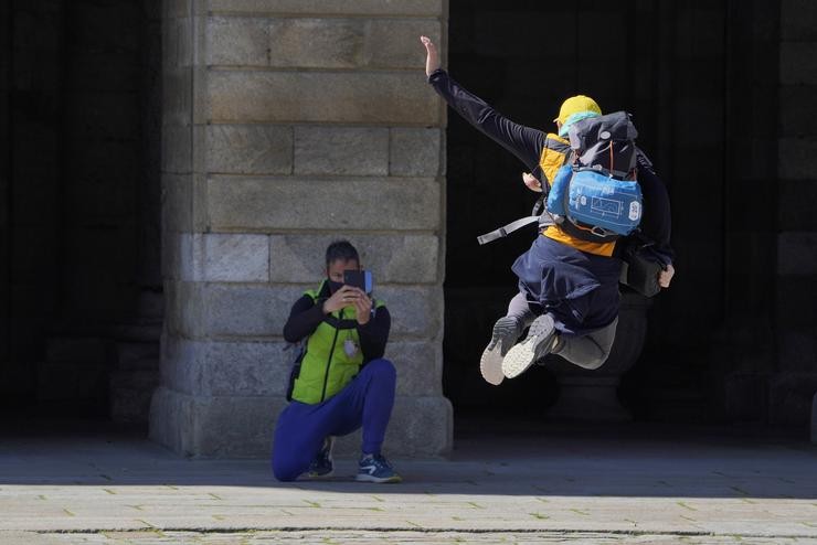 Un peregrino fotográfase saltando na Catedral de Santiago durante a ponte de San José, en Santiago de Compostela, na Coruña, Galicia (España), a 20 de marzo de 2021.. Álvaro Ballesteros - Europa Press / Europa Press