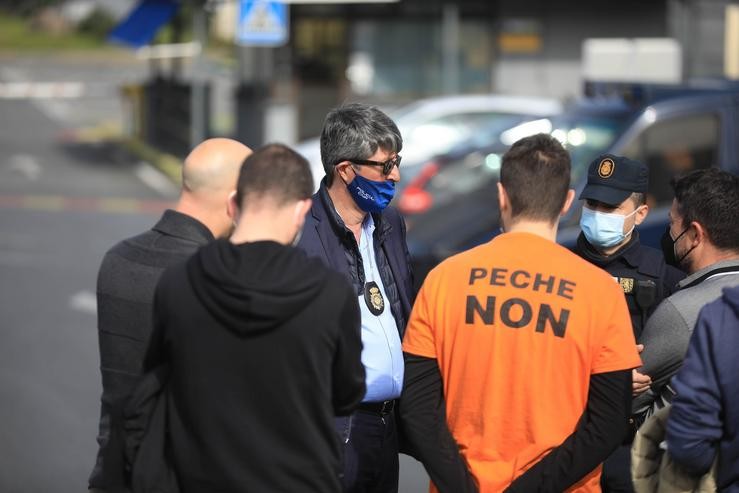 Varios axentes con traballadores nas inmediacións da fábrica de Alu Ibérica na Coruña no marco dun operativo policial. M. Dylan - Europa Press / Europa Press