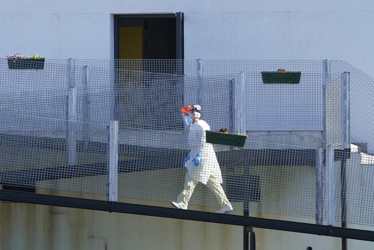 Profesional sanitario ante unha residencia 