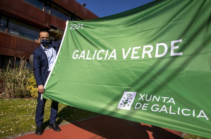 Director do IET coa bandeira verde / CONCHI PAZ - Xunta de Galicia - Arquivo.