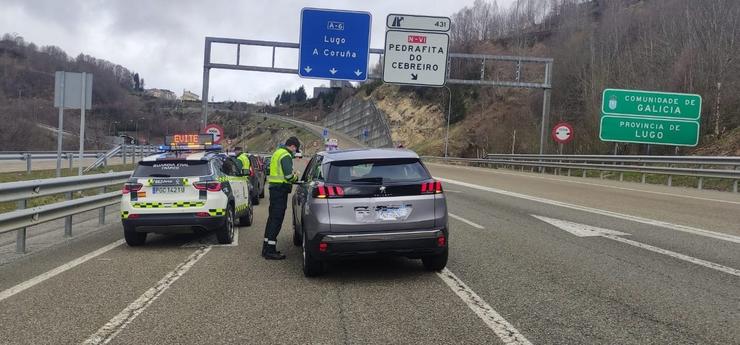 Un axente realiza un control para garantir o cumprimento do peche perimetral de Galicia. DELEGACIÓN DO GOBERNO EN GALICIA 