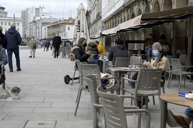 Varias persoas na terraza dun restaurante na Coruña 