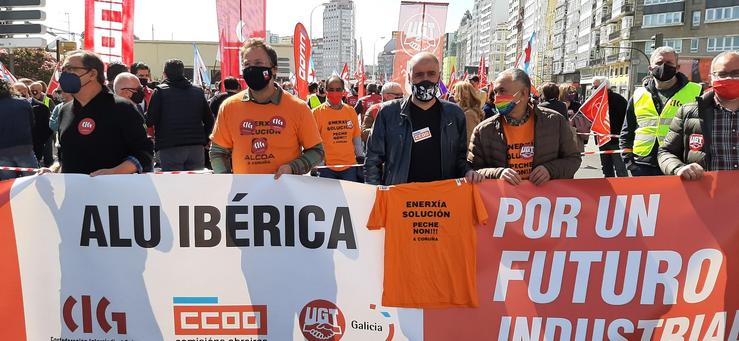 Representantes sindicais encabezan a marcha na Coruña polo futuro de Alu Ibérica 
