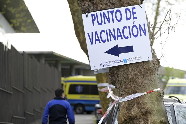 Indicacións para o punto de vacinación no Hospital Marítimo de Oza, na Coruña.. M. Dylan - Europa Press 