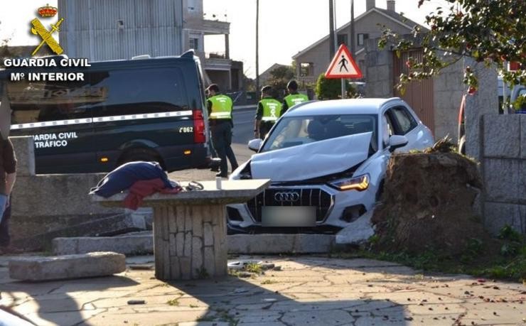 Accidente dun condutor novel ao tratar de evadir un control en Cambados (Pontevedra) .. GARDA CIVIL 