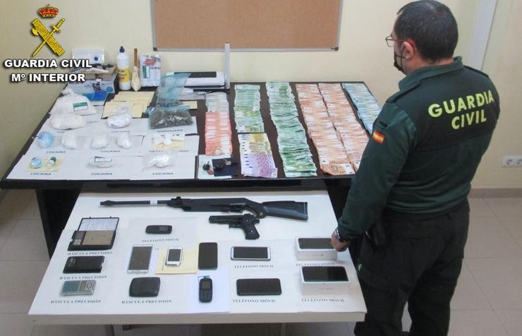 Efectos intervidos nun operativo da Garda Civil con dous detidos e tres investigados por tráfico de drogas en Sanxenxo (Pontevedra).. GARDA CIVIL / Europa Press