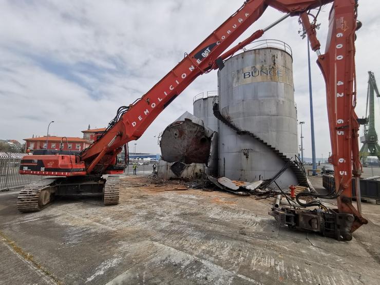 Obras de desmantelamento dos silos de Bunge Ibérica no Porto da Coruña.. AUTORIDADE PORTUARIA DA CORUÑA / Europa Press
