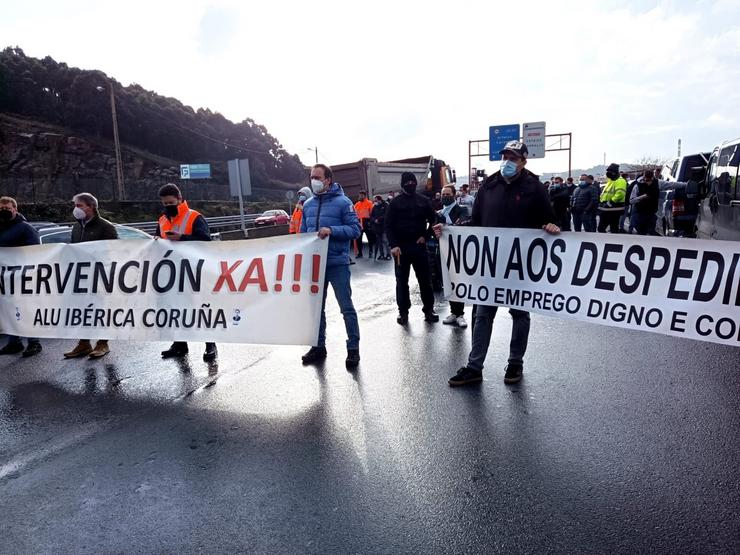 Traballadores de Alu Ibérica na Coruña mobilízanse ante a fábrica. COMITÉ DE EMPRESA DE ALU IBÉRICA / Europa Press