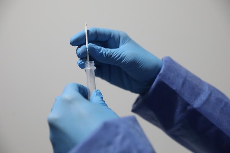 Un sanitario sostén unha probeta tras realizar un test de antíxenos. Foto de arquivo.. Marta Fernández - Europa Press