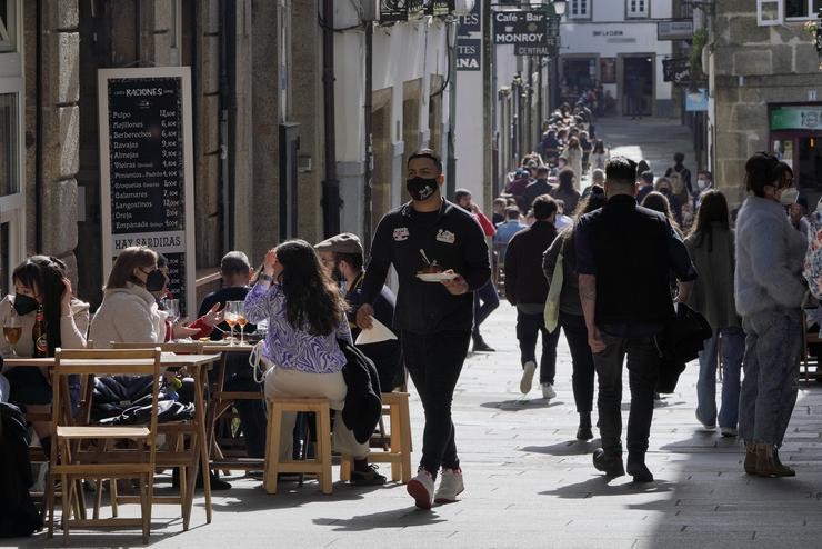 Terrazas de restaurantes cheas de xente durante o segundo día da apertura parcial da hostalaría en Santiago de Compostela, a 27 de febreiro de 2021 / Álvaro Ballesteros - Europa Press. / Europa Press