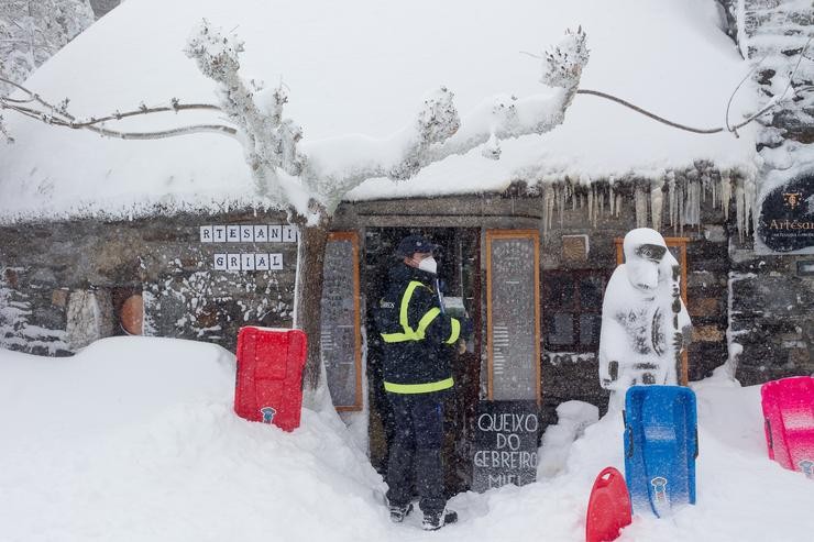 Arquivo - Unha traballadora de Correos leva correspondencia a unha tenda de souvenirs na parroquia de Ou Cebreiro, en Lugo, Galicia (España), a 29 de decembro de 2020. O temporal de neve dificultou a circulación en máis dun centenar de estrada. Carlos Castro - Europa Press - Arquivo 