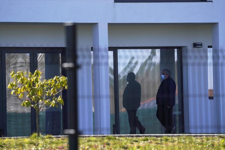 Un home pasea na residencia de maiores Coviastec, en Silleda (Pontevedra).. Álvaro Ballesteros - Europa Press / Europa Press