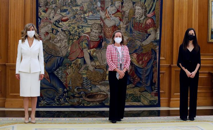 (I-D) A ministra de Traballo e nova vicepresidenta terceira, Yolanda Díaz; a ministra de Economía e nova vicepresidenta segunda Nadia Calviño; e a nova ministra de Dereitos Sociais, Ione Belarra. Pool / Europa Press