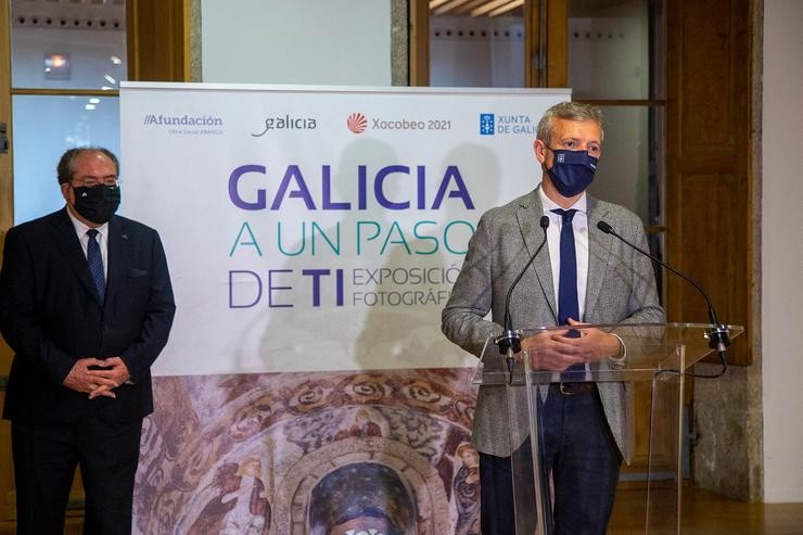 O vicepresidente primeiro da Xunta, Alfonso Rueda, xunto ao presidente de Afundación, Miguel Anxo Escotet, na presentación da exposición 