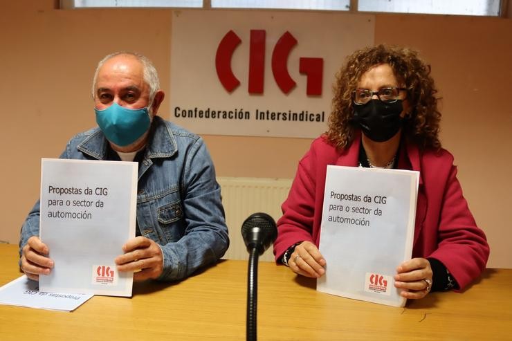 O secretario da CIG-Industria, Xoán Xosé Bouzas, e a responsable da automoción da federación, María Xorsé García, en rolda de prensa en Vigo.. CIG