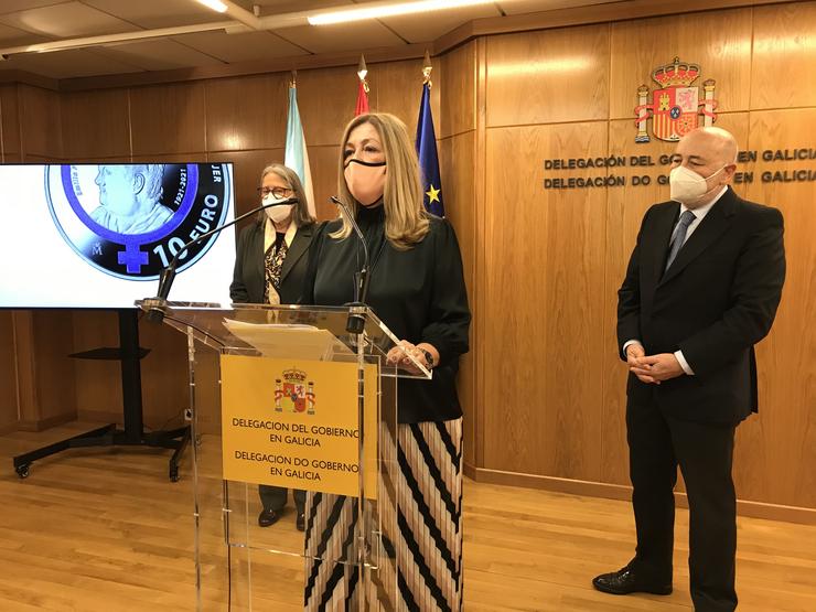 A presidenta da Fábrica Nacional de Moeda e Timbre (FNMT), Lida Sánchez, na presentación dunha moeda dedicada a Emilia Pardo Bazán con motivo do Día da Muller, xunto ao delegado do Goberno, Javier Losada 