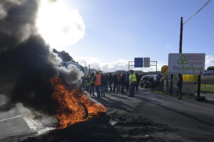 Protesta protagonizada por traballadores de Alu Ibérica na Coruña no calendario de mobilizacións pola folga convocada na planta. M. Dylan - Europa Press 