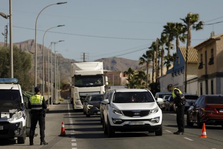 Dous policías locais nun control situado no límite entre os municipios de Murcia e Santomera, en Murcia (España) a 13 de febreiro de 2021.. Edu Botella - Europa Press 