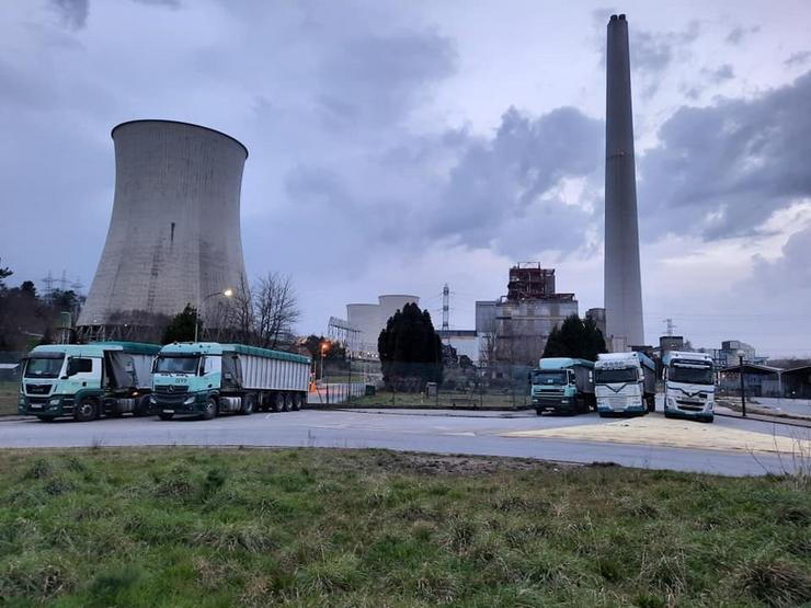 Os camións do carbón da central de Endesa nas Pontes bloquean os accesos. 