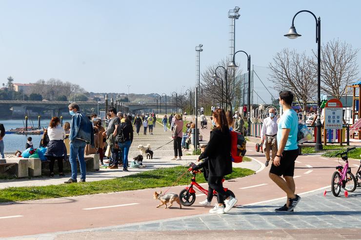 Varias persoas pasean no barrio de Bouzas, en Vigo, Galicia (España), a 28 de febreiro de 2021. Os galegos afrontan este domingo o terceiro día de desescalada progresiva despois de que este venres 26 de febreiro comezase o alivio de restricións en. Marta Vázquez Rodríguez - Europa Press 