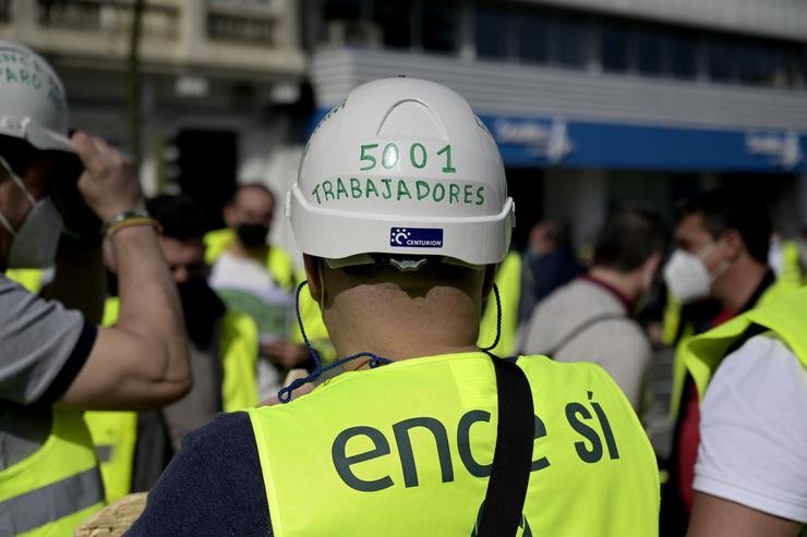 Un traballador de ENCE Pontevedra cun casco de traballo e acompañado de transportistas de madeira acode a unha sentada organizada na Coruña diante da Delegación do Goberno para esixir garantías de emprego, na Coruña, (Galicia), a 5 de marzo de 202. M. Dylan - Europa Press