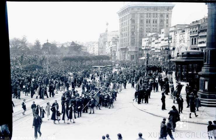 Xentío no Cantón Grande, na Coruña, ao remate dun desfile militar en 1939 