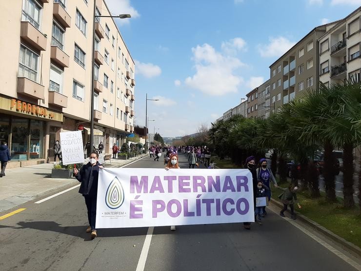 Confluencia do tres 'treboadas' feministras na Avenida de Lugo compostelas o 8M de 2021 