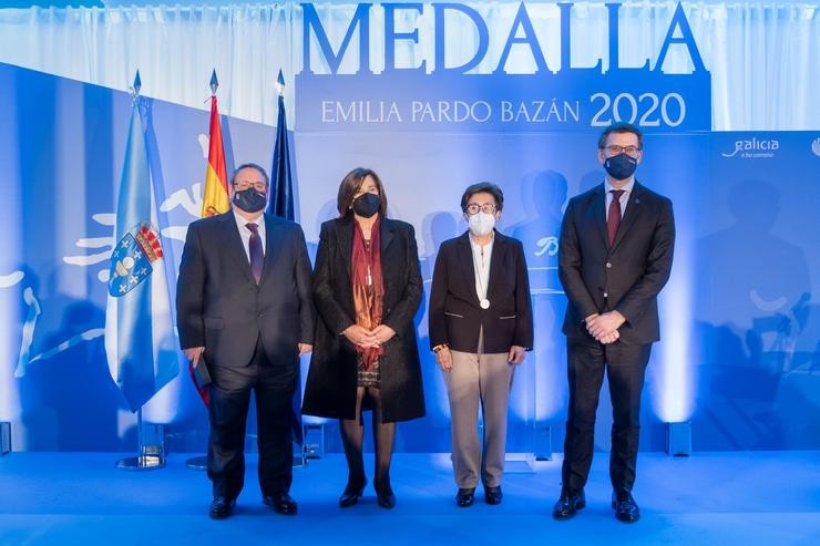 O presidente da Xunta, Alberto Núñez Feijóo, xunto aos premiados, no acto de entrega das medallas Emilia Pardo Bazán 2020. DAVID CABEZÓN @ XUNTA DE GALICIA 