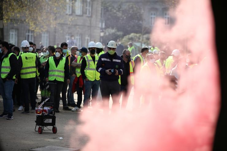 Decenas de traballadores da fábrica de Ence maniféstanse contra o peche da fábrica en Lourizán, a 9 de marzo de 2021 