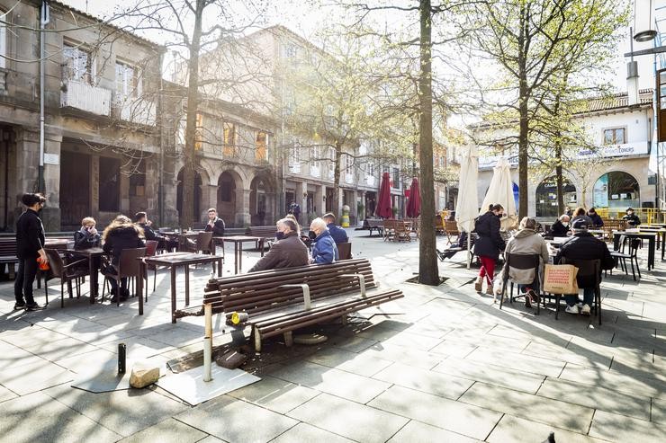 Ambiente nas terrazas de varios establecementos durante o primeiro día da reapertura do interior dos bares e restaurantes en Pontevedra, a 8 de marzo de 2021 