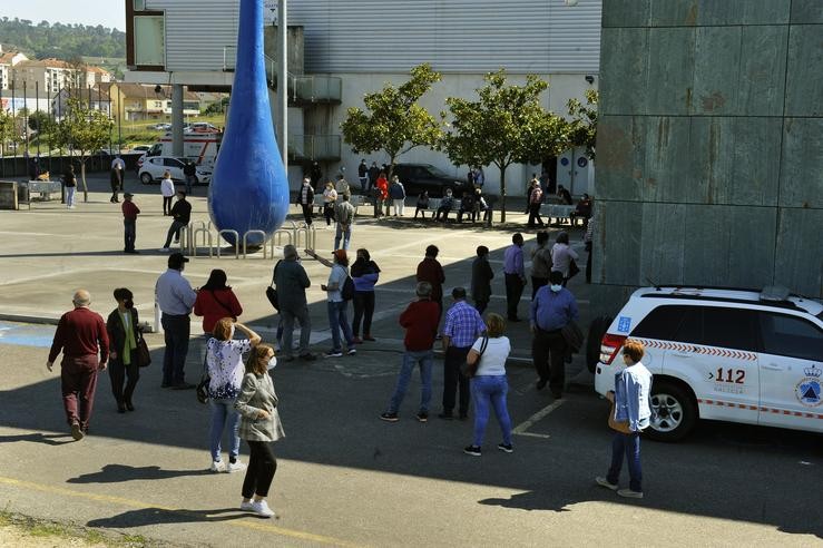 Fila de pacientes que esperan para recibir a primeira dose da vacina AstraZeneca no recinto de Expourense, a 6 de abril de 2021, en Ourense, Galicia (España). Hoxe comezou a vacinación na área Sanitaria de Ourense dos usuarios de idades. Rosa Veiga - Europa Press
