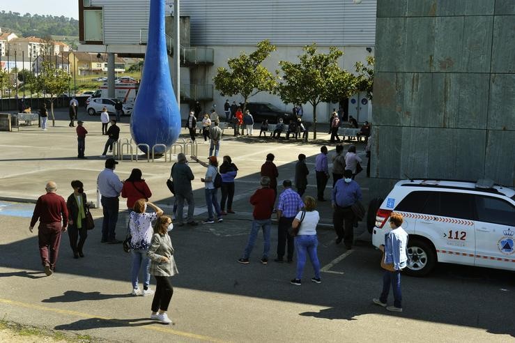 Fila de pacientes que esperan para recibir a primeira dose da vacina AstraZeneca no recinto de Expourense, a 6 de abril de 2021, en Ourense, Galicia (España). Hoxe comezou a vacinación na área Sanitaria de Ourense dos usuarios de idades. Rosa Veiga - Europa Press 