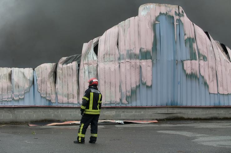 Bombeiros traballan na extinción dun incendio no Polígono Industrial Ceao, a 11 de abril de 2021, en Lugo, Galicia (España).. Carlos Castro - Europa Press / Europa Press