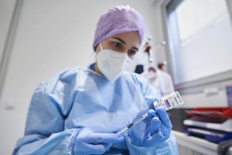 Arquivo - Enfermeira prepara unha vacina.. ERRE DE HIERRO - Arquivo / Europa Press