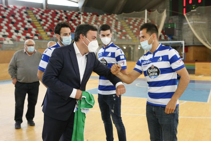 O presidente da Deputación da Coruña, Valentín González Formoso, na súa visita ao Hockey Club Liceo. DEPUTACIÓN DA CORUÑA 