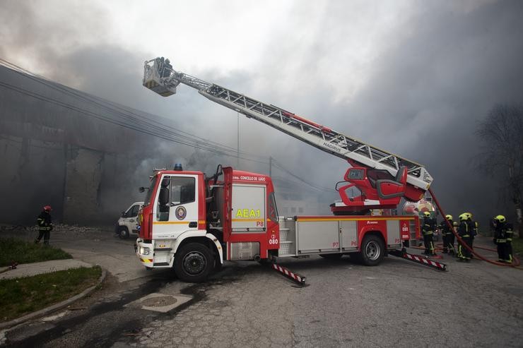 Un bombeiro traballa na extinción dun incendio no Polígono Industrial Ceao, a 11 de abril de 2021, en Lugo, Galicia (España).. Carlos Castro - Europa Press