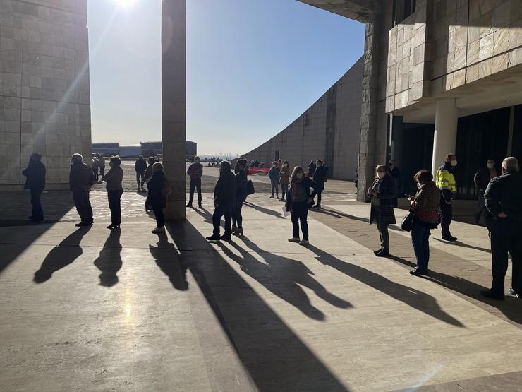 Unha longa fila de persoas aglomérase na vacinación masiva de Santiago de Compostela a 6 de abril de 2021. A vacinación masiva programada para a tarde deste martes en Santiago sofre atrasos e producíronse colas e aglomeracións ás portas. Álvaro Ballesteros - Europa Press / Europa Press