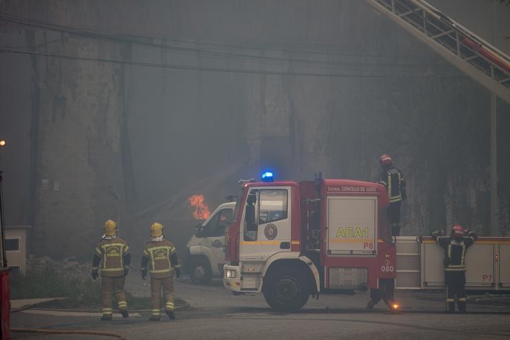 Un bombeiro traballa na extinción dun incendio no Polígono Industrial Ceao, a 11 de abril de 2021, en Lugo, Galicia (España).. Carlos Castro - Europa Press / Europa Press