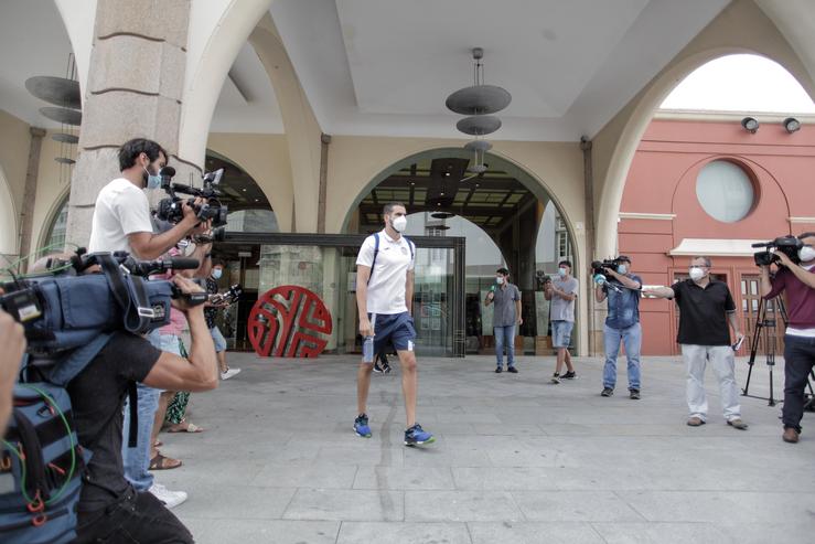 Arquivo - Un dos 33 membros do CF Fuenlabrada abandonando o hotel coruñés onde permaneceron confinados. M. Dylan - Europa Press - Arquivo / Europa Press