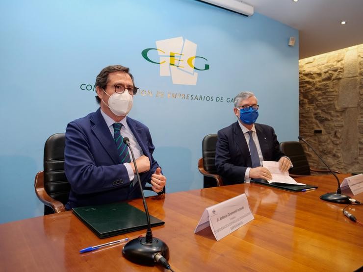 Arquivo - O presidente da CEOE, Antonio Garamendi (i), e o presidente da Confederación de Empresarios de Galicia (CEG), Juan Manuel Vieites (d) nunha rolda de prensa en febreiro de 2021.. César Arxina - Europa Press - Arquivo 