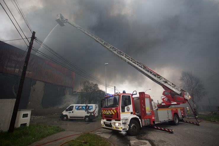 Bombeiros traballan na extinción dun incendio no Polígono Industrial do Ceao, a 11 de abril de 2021, en Lugo / Carlos Castro - Europa Press.